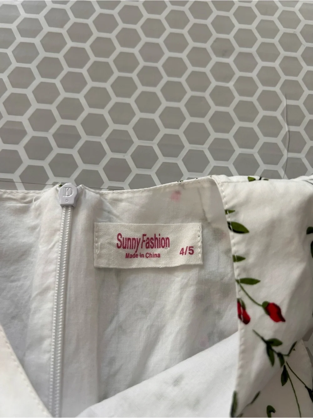 Sunny Fashion White Floral Dress Red Rose Print Butterfly Accents. Size 4/5